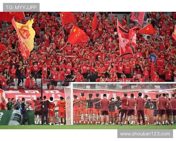 中国足球队迎战世界强队备战亚洲杯 新阵容引发球迷热议