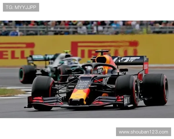 F1赛季倒计时 红牛车队与梅赛德斯展开激烈争夺冠军之战 F1赛季倒计时 红牛车队与梅赛德斯展开激烈争夺冠军之战