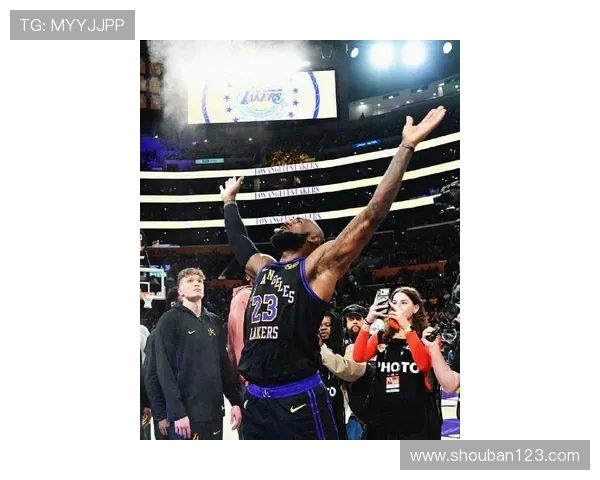 NBA赛季精彩开局 詹姆斯创历史新纪录 勇士强势崛起 战绩亮眼