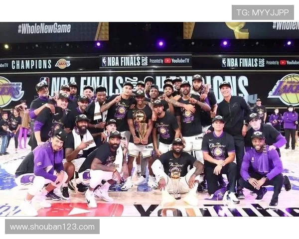 NBA最新动态：詹姆斯领衔湖人季前赛大胜勇士，杜兰特表现亮眼助太阳获胜