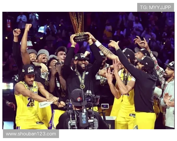 湖人队迎来新赛季挑战 詹姆斯与戴维斯合力带队冲击总冠军